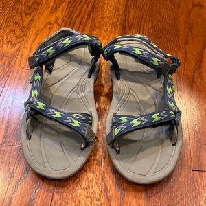 Boys size 5 Ron Jon summer shoes.